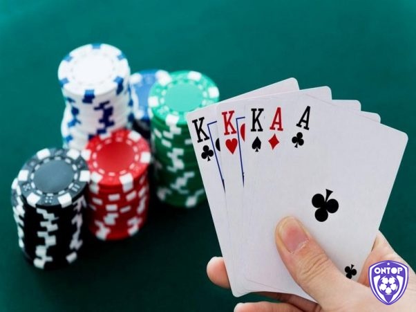 Bài Xì Tố gồm 5 lá bài trên bàn đấu mỗi người chơi (đã bao gồm 2 lá tẩy)