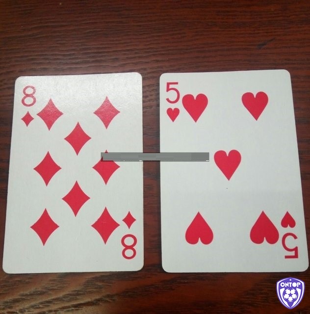 Khi 2 lá bài đầu nhận được có tổng điểm dưới 15, bạn bắt buộc phải rút thêm 1 lá bài