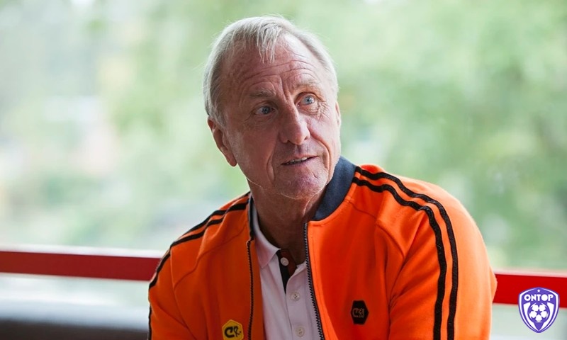 Johan Cruyff là cầu thủ người Hà Lan với lối chơi mạnh mẽ