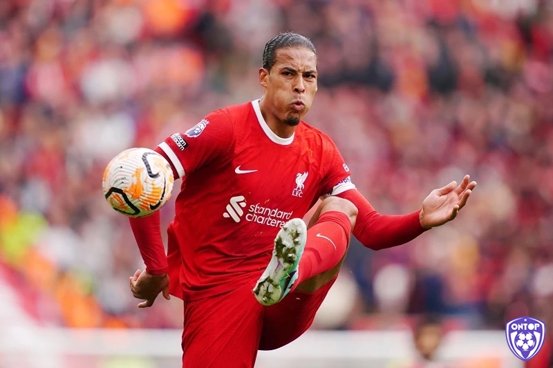 Van Dijk là một trung vệ hàng đầu với lối chơi độc đáo và đầy ấn tượng