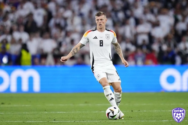 Tiền vệ hay nhất Euro nổi bật của mùa giải 2024 phải kể đến Toni Kroos