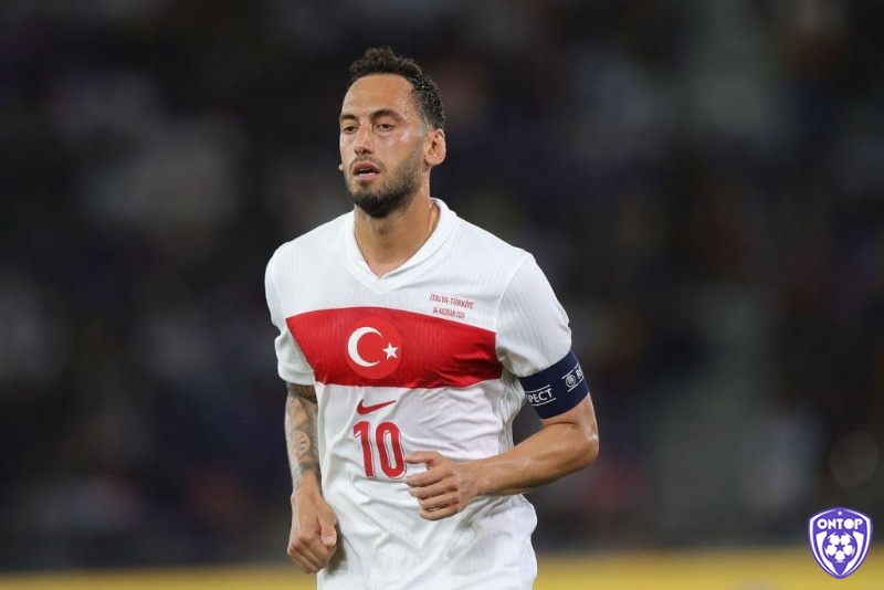 Calhanoglu vô cùng xuất sắc ở vị trí tiền vệ trên sân cỏ